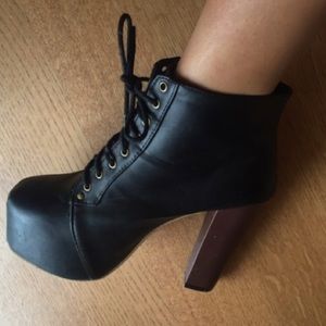 Comfortable black boots